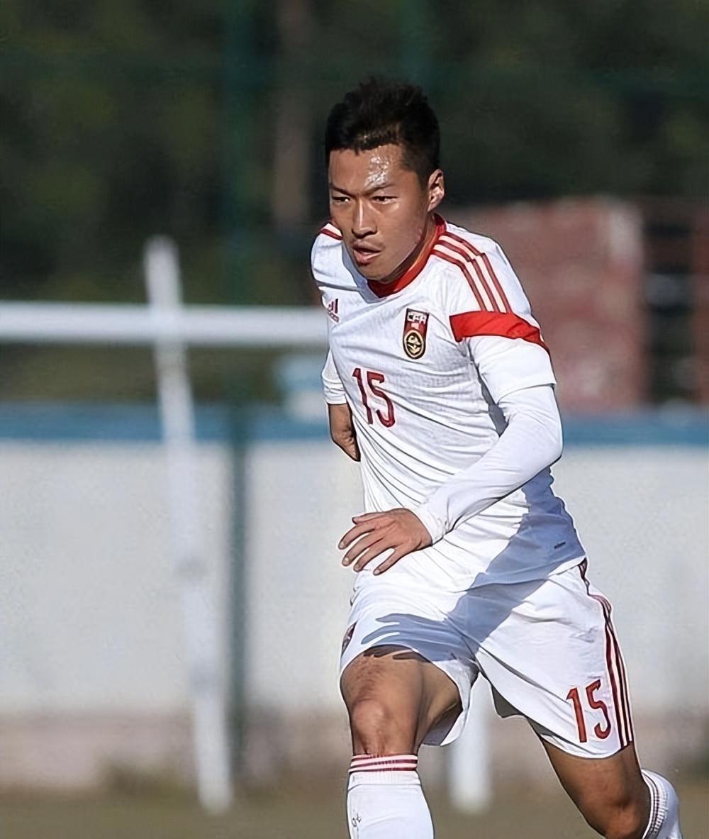 DB电竞官网登录-足球场上球员表现出强烈的竞争意识，奋力拼搏