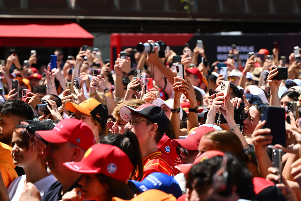 DB官方网站-队员们在场上的表现引起了粉丝的热议！